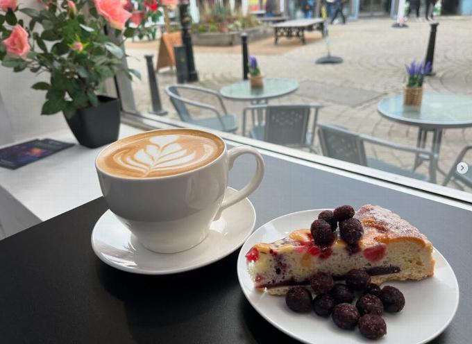 coffe and fruit cake